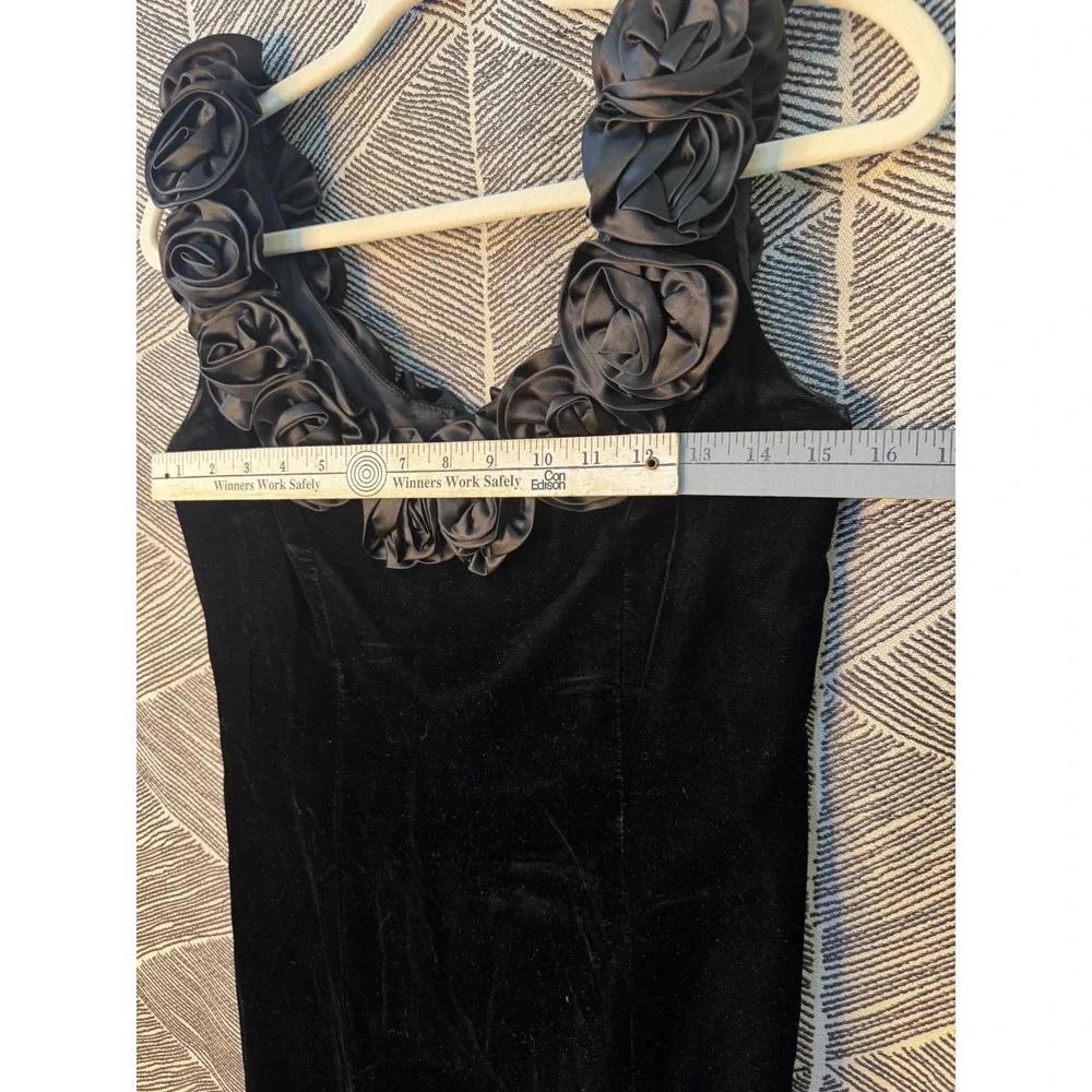 Vintage Black Velvet Cocktail Dress with satin rose appliqué Sz S‎